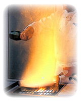 炎の上でフライパンを振るい、料理として完成させる
